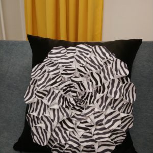 3-D Jättikukka tyynynpäällinen musta/valko + tyyny